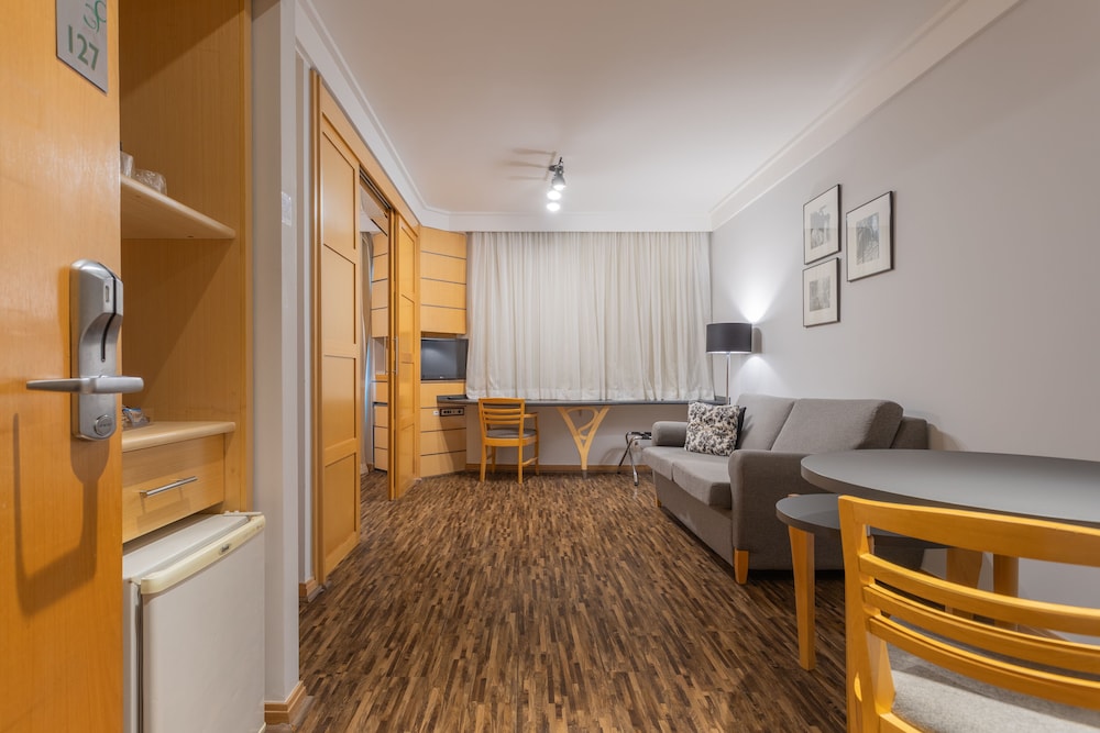 Suite, 2 Twin Beds - Photo 6