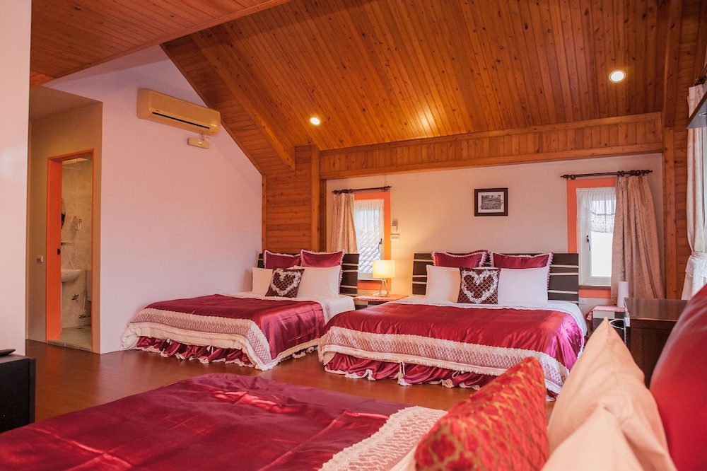 Family Room, Multiple Beds photo 3