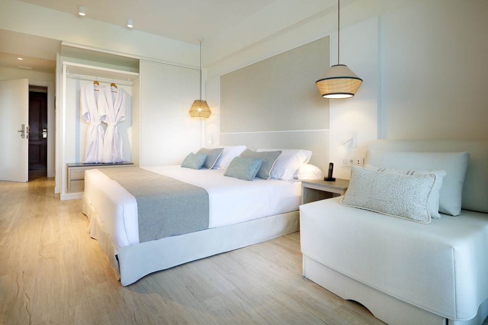 Deluxe Double Room Single Use, Pool View (Signature Level)