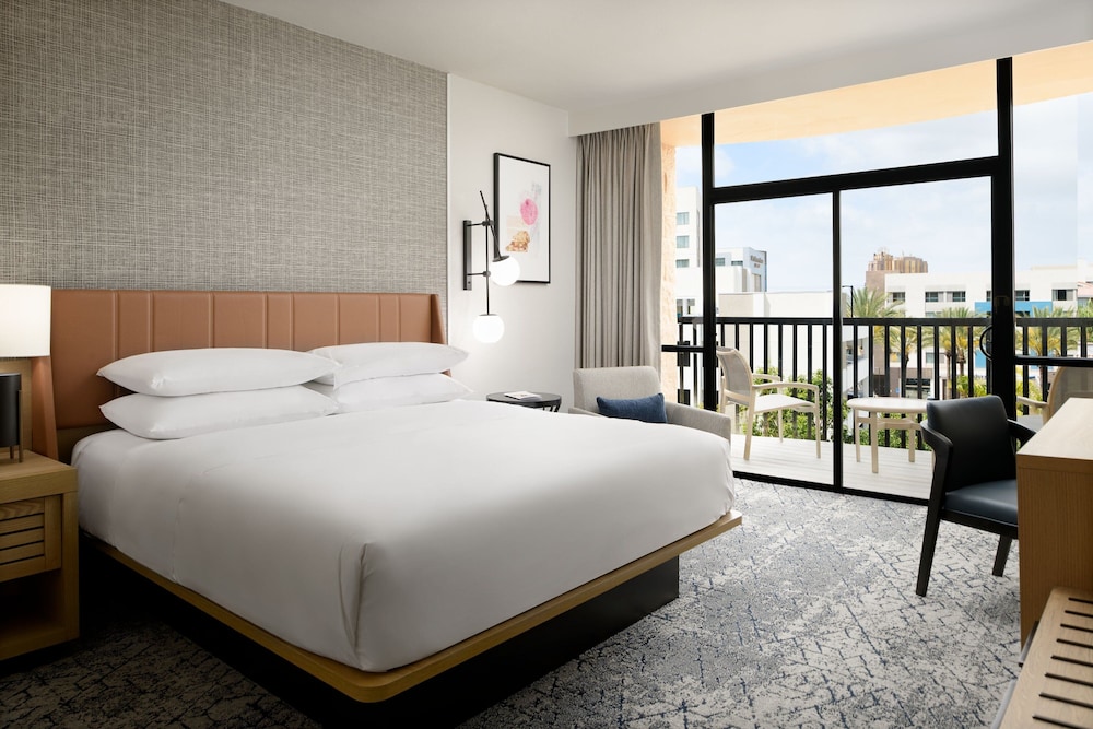 Club Room, 1 King Bed photo 1