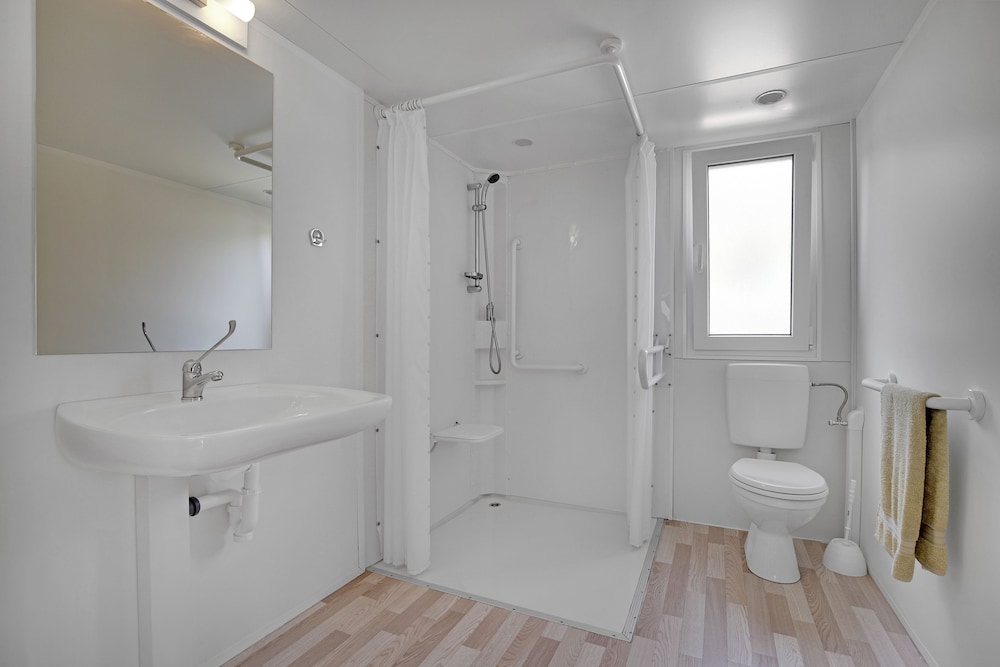 Deluxe Mobile Home, 2 Bedrooms, Accessible photo 2