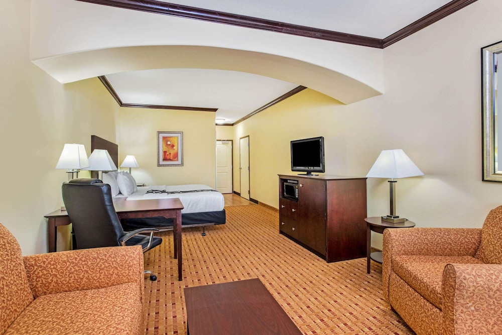 Deluxe Suite, 1 King Bed, Accessible, Non Smoking (Mobility/Hearing, Tub w/ Grab Bars) photo 1