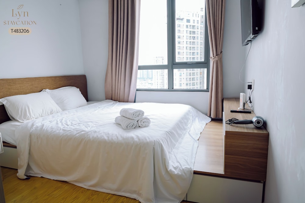 Deluxe Apartment, 2 Bedrooms, Balcony, City View (4)