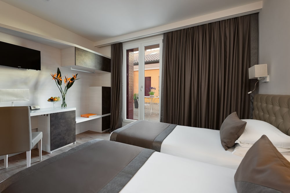 Superior Double Room, 2 Twin Beds - Photo 4