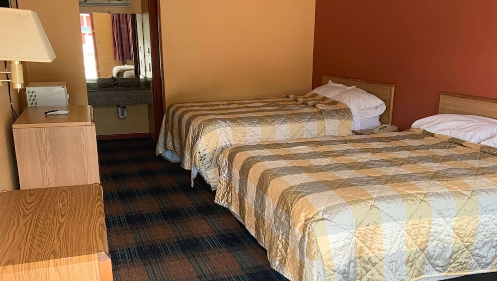 Two queen bed non smoking - Photo 1
