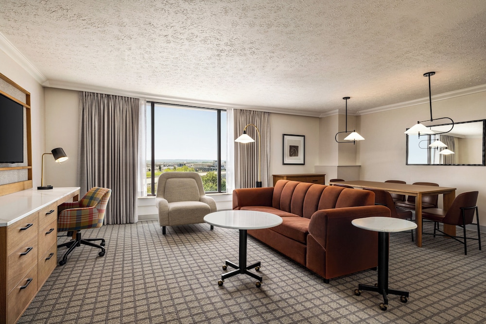 Suite, 1 Bedroom - Photo 2