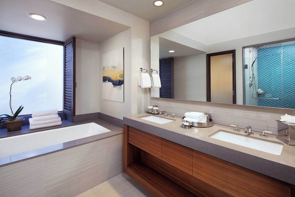 Grand Room, 1 King Bed, Pool View - Photo 5