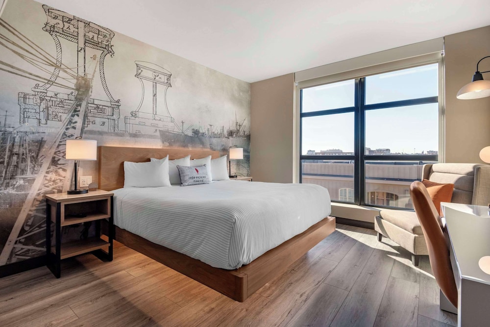 Standard Room, 1 King Bed, Non Smoking, Harbor View