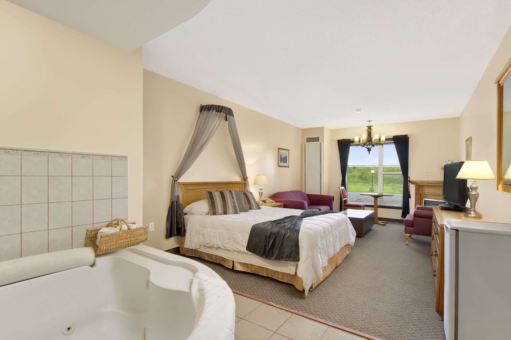 Deluxe Suite, 1 King Bed, Jetted Tub photo 2