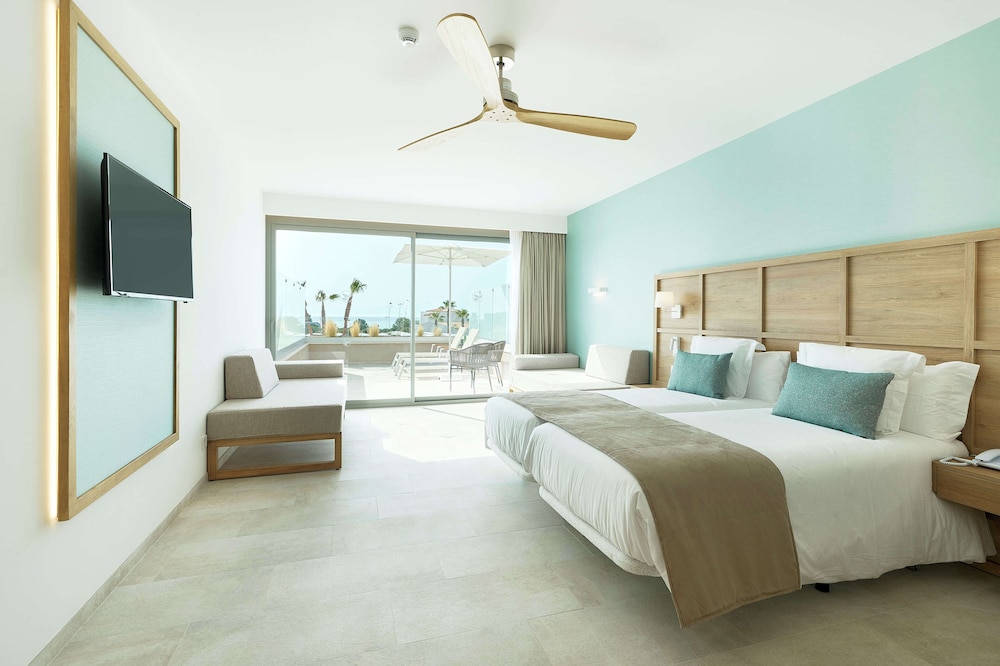 Family Suite (2 Adults & 1 Children)