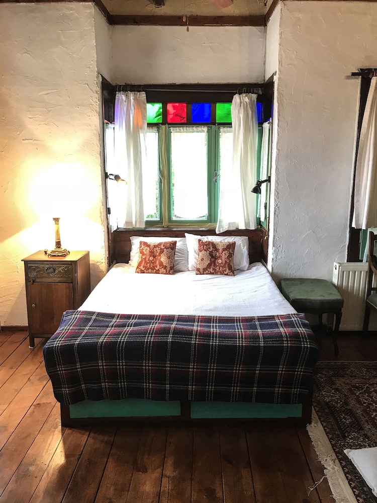 Traditional House, 1 Bedroom, Fireplace, Valley View photo 1