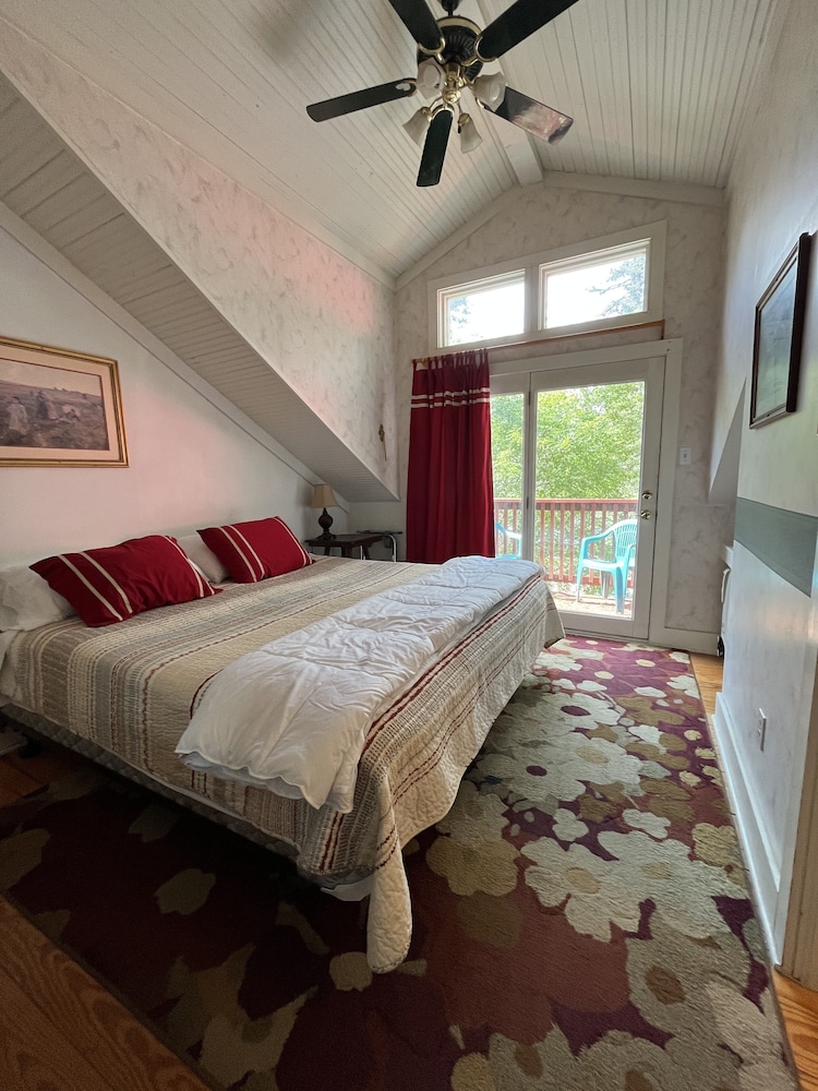 Room 8 photo 1