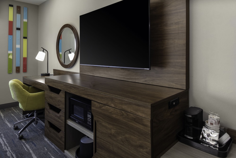 Studio, 1 King Bed, Refrigerator & Microwave (Wet bar) - Photo 2