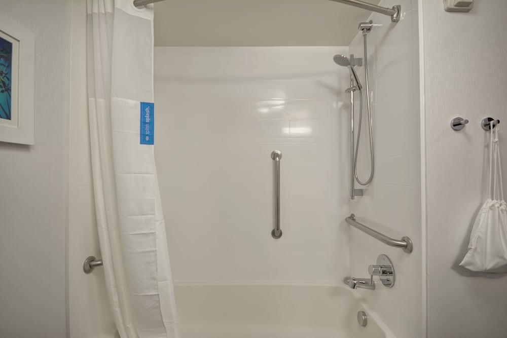 Studio, 1 King Bed, Accessible, Bathtub (Mobility & Hearing) - Photo 4
