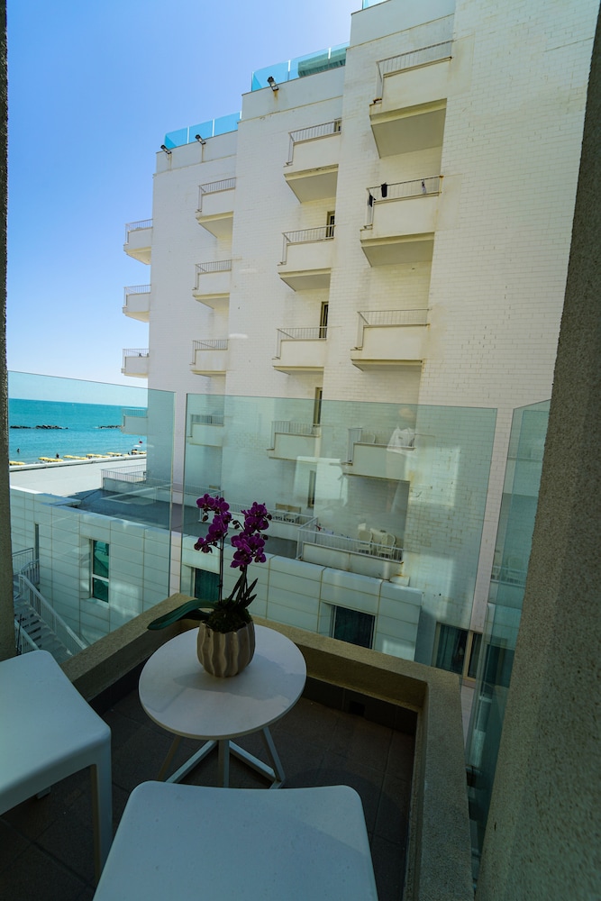 Executive Double Room Single Use, Partial Sea View - Photo 6