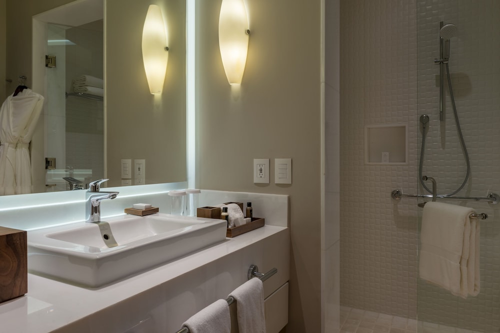 Towers Deluxe Ocean View Room with Butler Service - Photo 4