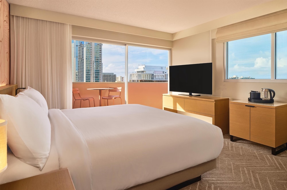 Room, 1 King Bed, Accessible, Ocean View (Mobility & Hearing, Roll-in Shower)