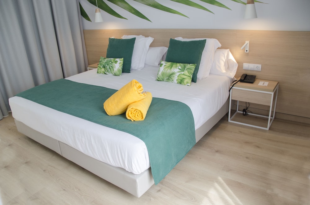 Standard Double Room, Balcony thumbnail 6