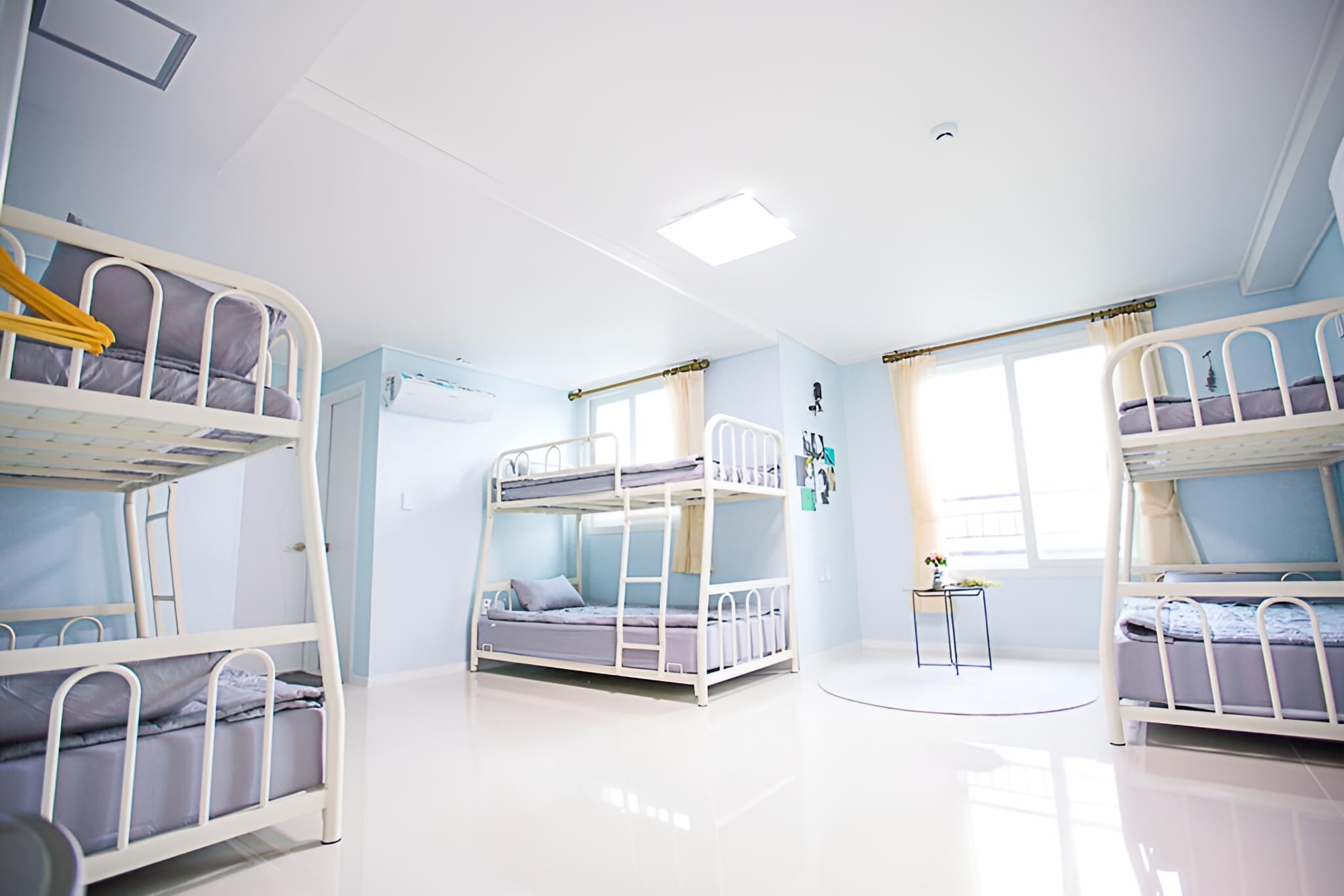 Room (6 female domitory (Last check-in : 22)