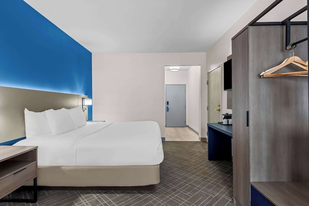 Suite, 1 King Bed with Sofa bed, Accessible, Non Smoking - Photo 10