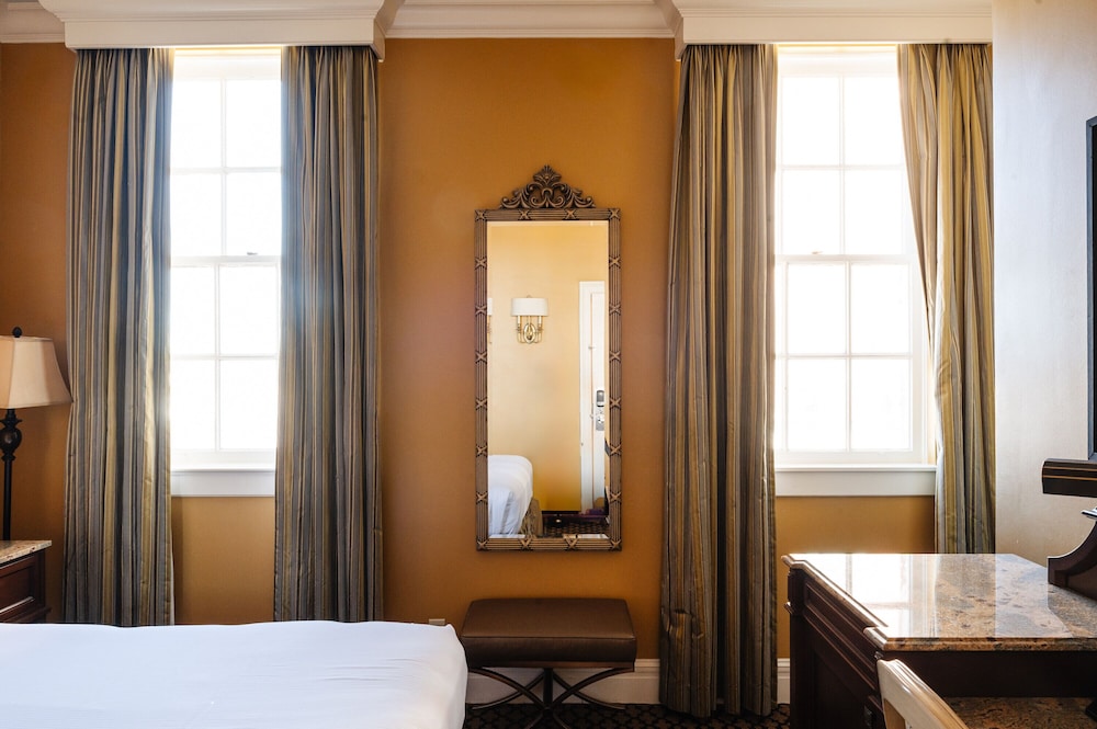 King Room (24/7 Front Desk) - Photo 8