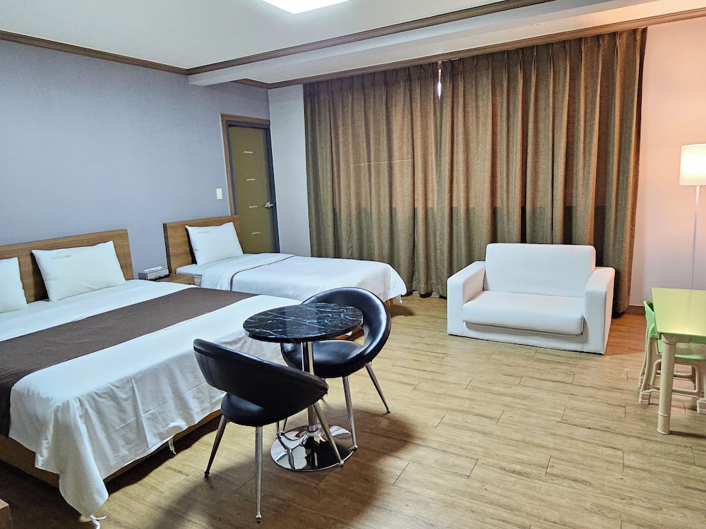 Deluxe Triple Room photo 3