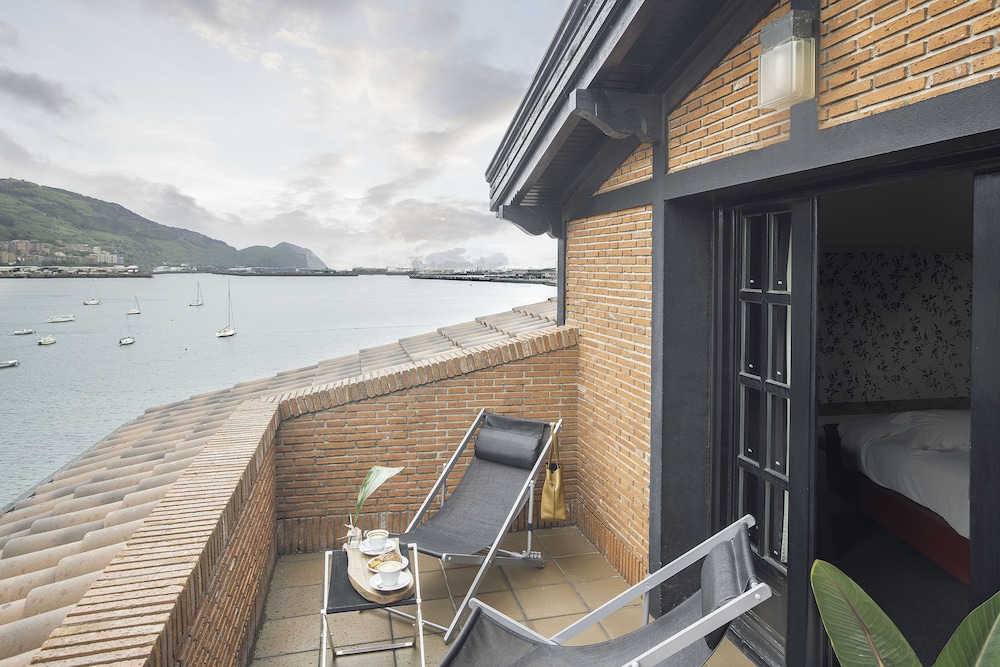 Superior Double Room Single Use, Sea View photo 2