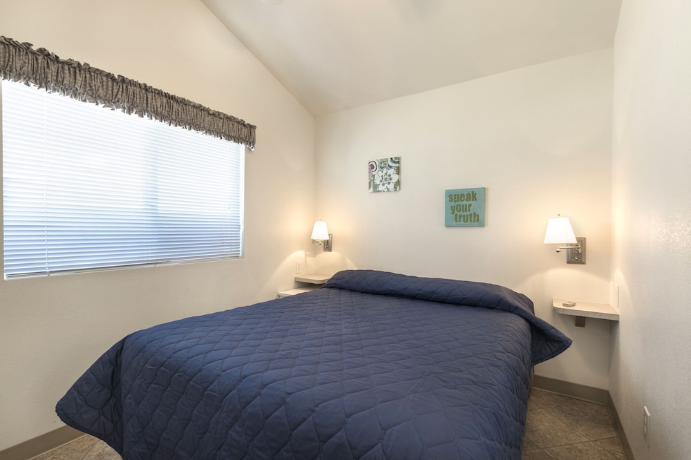 Cottage, 2 Bedrooms, Non Smoking (Linens Included, Pets OK) photo 1