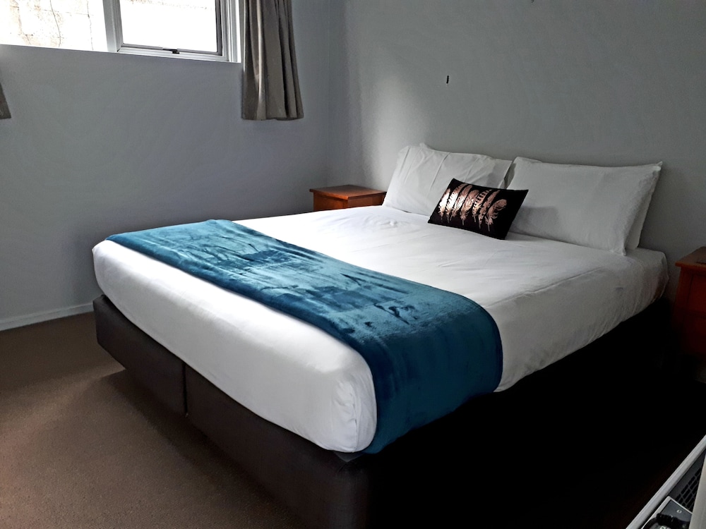 Standard Suite, 1 Bedroom, Non Smoking, Kitchenette (Queen plus 2 Singles) photo 1