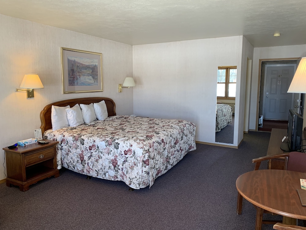 Standard Room, 1 King Bed, Refrigerator & Microwave, Courtyard View (pet friendly) photo 2
