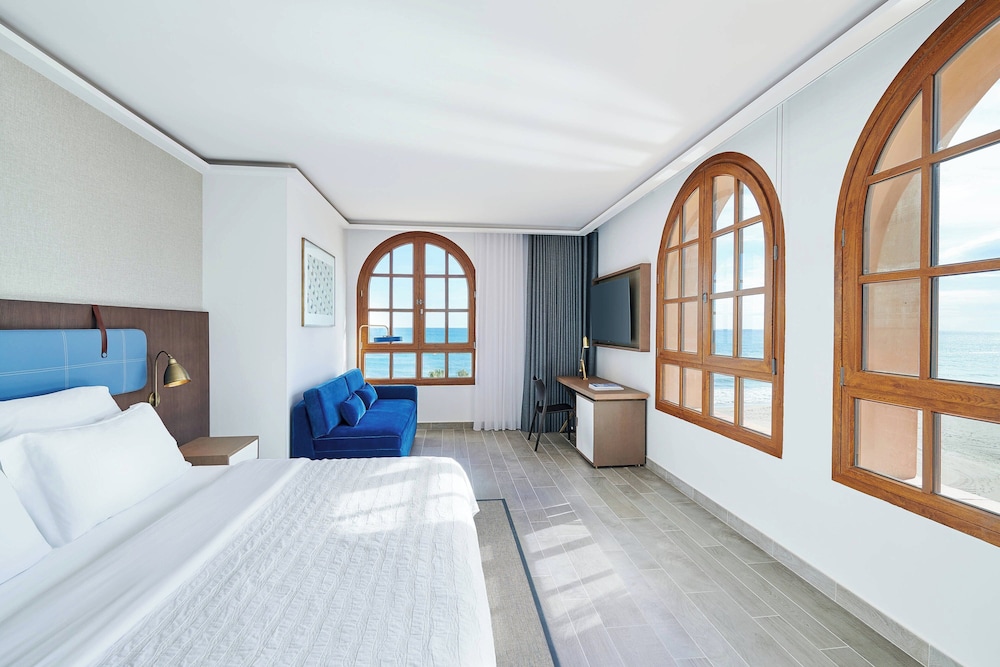 Junior Suite, 1 King Bed, Beachfront