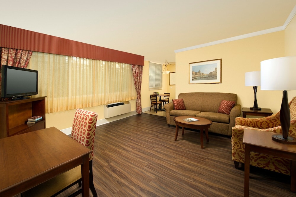 Deluxe Suite, 1 Bedroom, Accessible, Kitchen - Photo 4