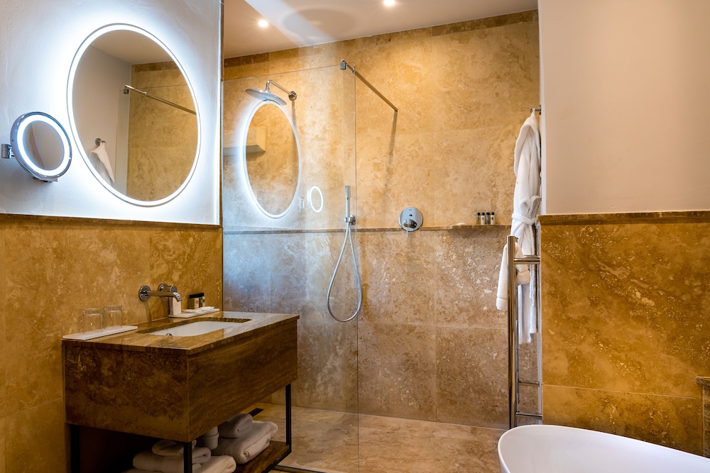 Deluxe Room - Photo 9