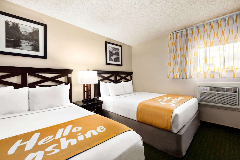 Room, Multiple Beds, Non Smoking (2nd Floor Only) - Photo 3