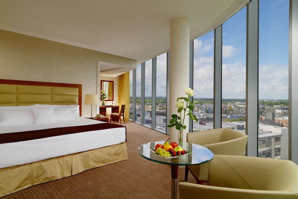 Deluxe Room, 1 King Bed, City View - Photo 3