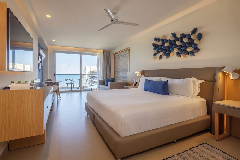 Two Bedroom Luxury Junior Suite Ocean Front Diamond Club - Photo 1