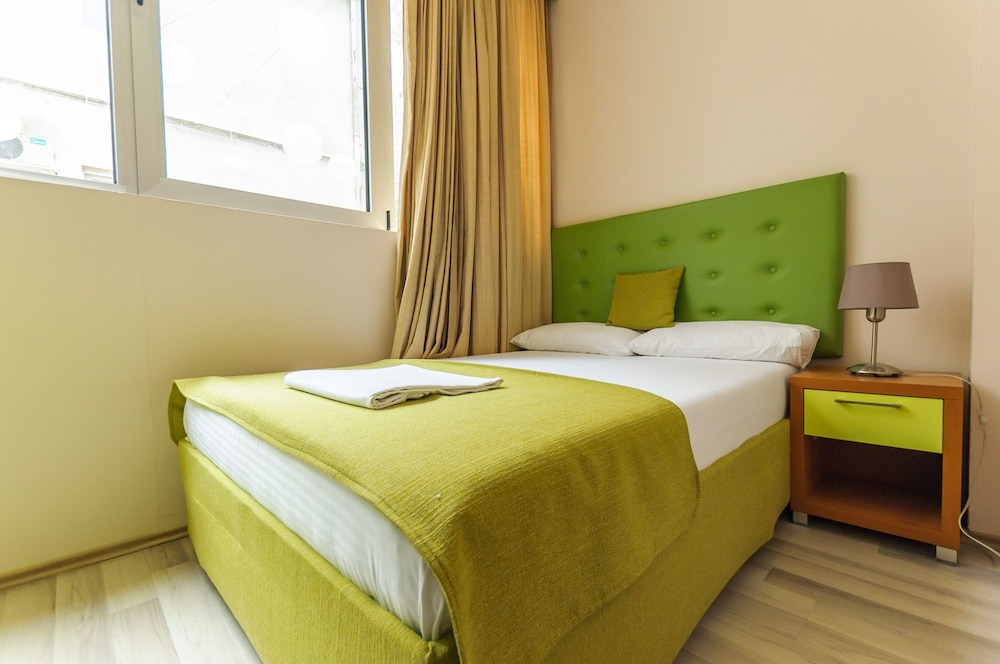 Basic Single Room, 1 Large Twin Bed, Courtyard View photo 3