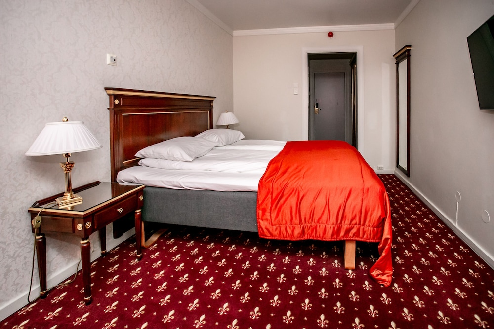 Small Family Double or Twin Room, Partial Lake View photo 3