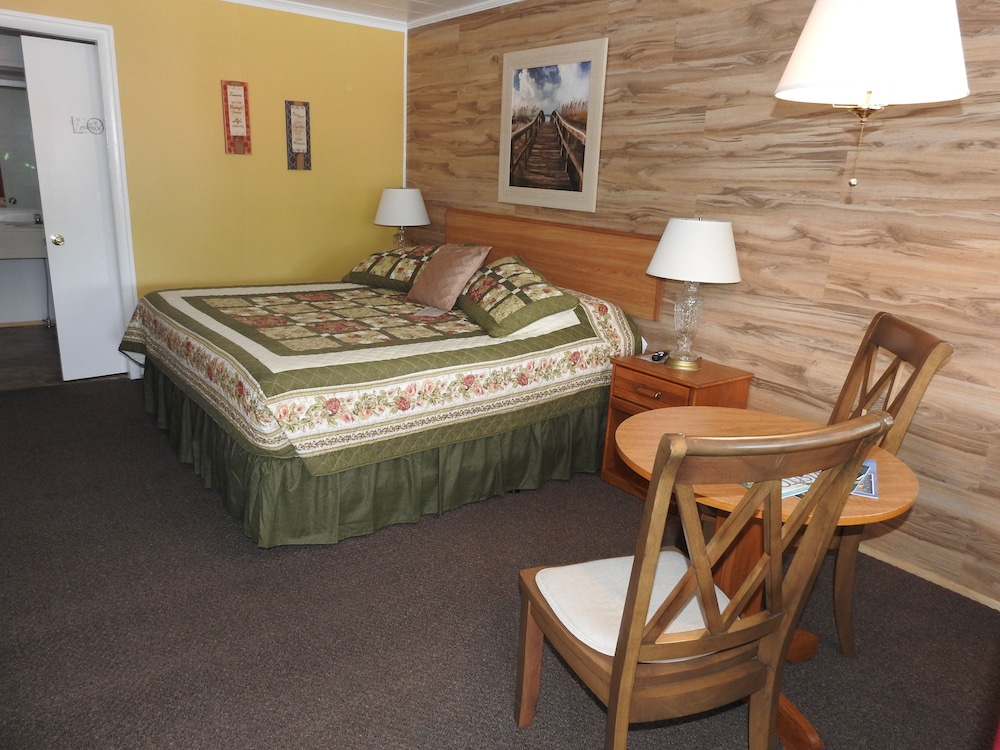 Basic Room, 1 King Bed, Refrigerator (Upstairs or Ground Level)