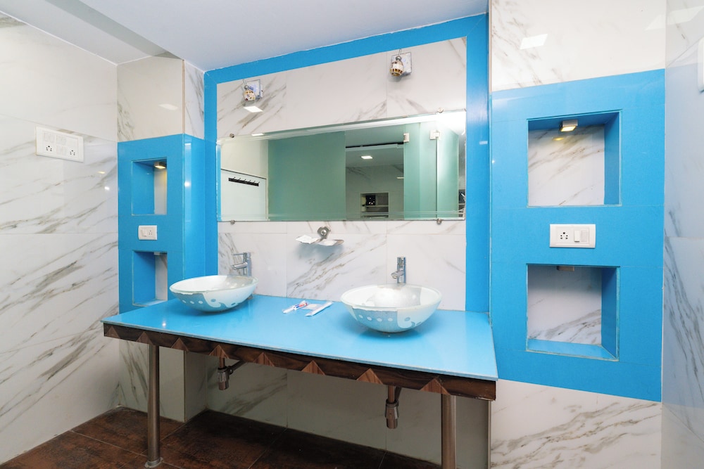 Family Room with Bathtub photo 2