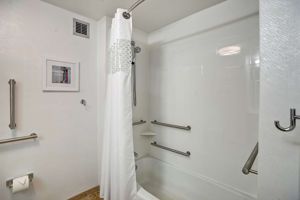 Room, 1 King Bed, Accessible, Bathtub (Hearing Impaired) - Photo 4