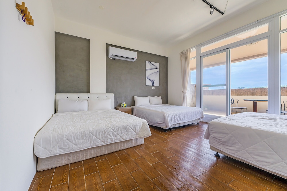 Family Room With Balcony - Photo 1