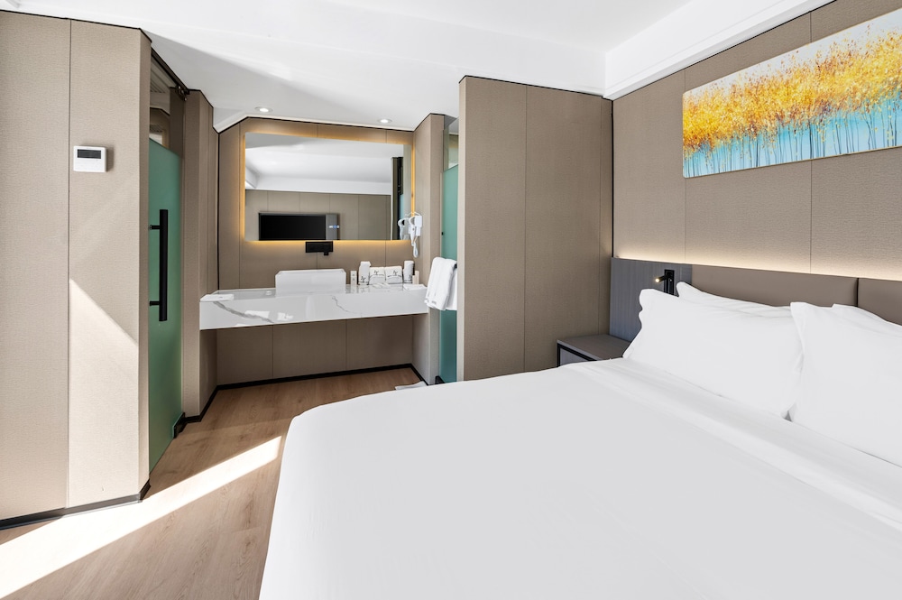 Grand Room, 1 Queen Bed, City View photo 3