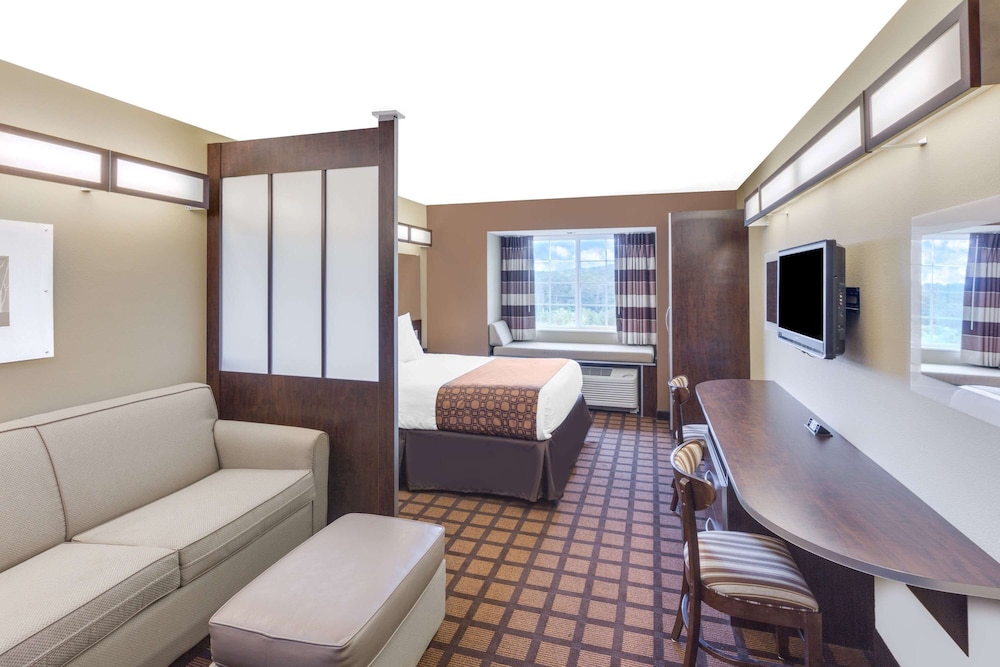 Suite, 1 Queen Bed with Sofa bed - Photo 3