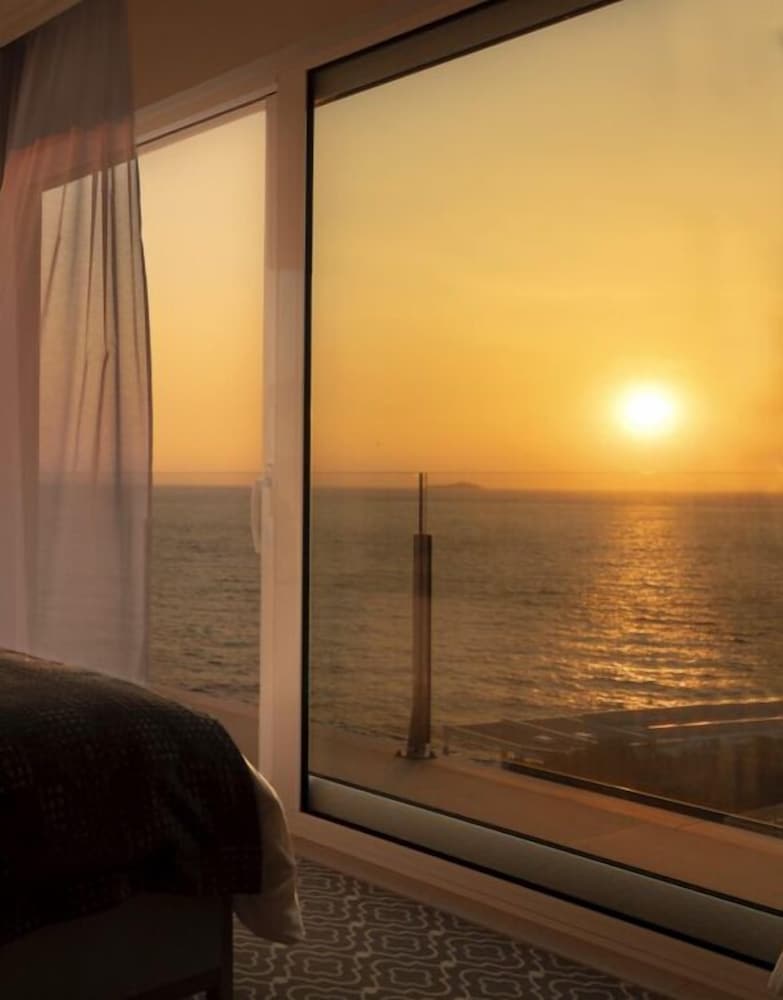 Luxury Double Room, 1 King Bed, Balcony, Sea View thumbnail 6