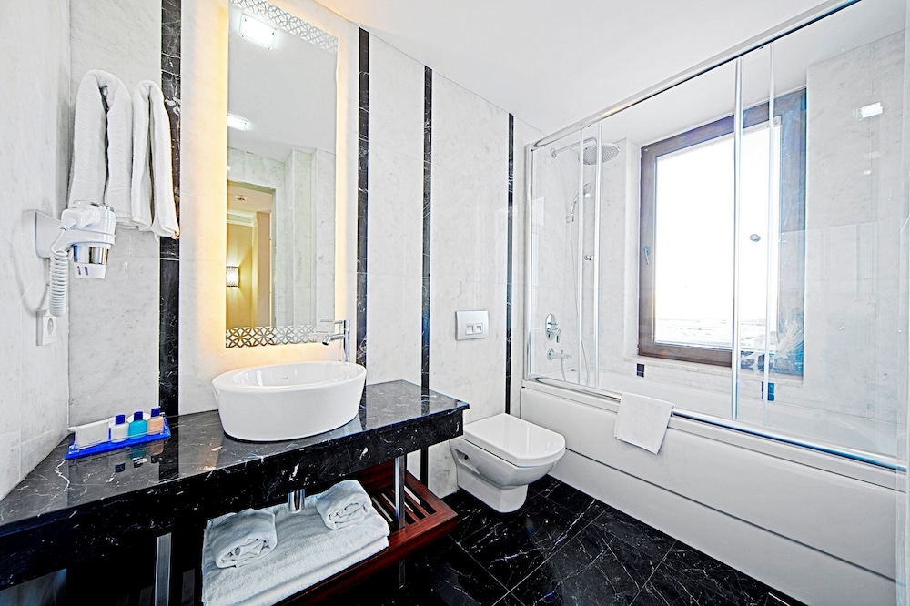 Junior Suite, 1 Queen Bed with Sofa bed photo 3