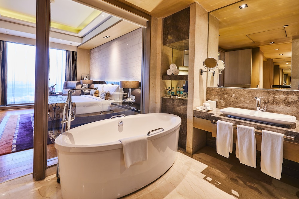 Suite, 1 Bedroom, Smoking - Photo 2