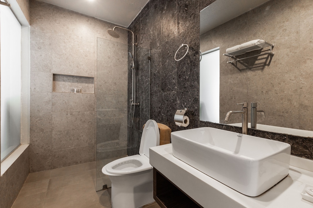 Deluxe Room (Deluxe Double Room with Shower) - Photo 4