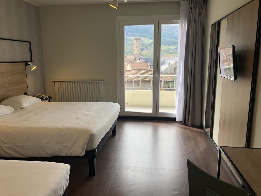 Deluxe Room, Multiple Beds (renovated) - Photo 15