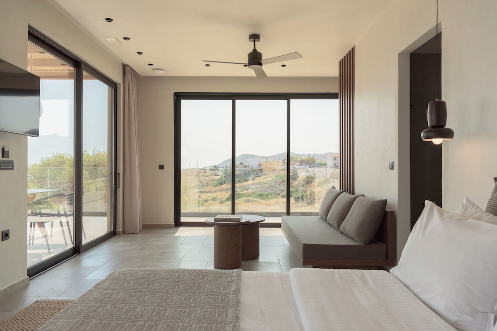 Hilltop Executive Suite with Jacuzzi and Private Pool, Panoramic Sea View - Adults Only - Photo 1